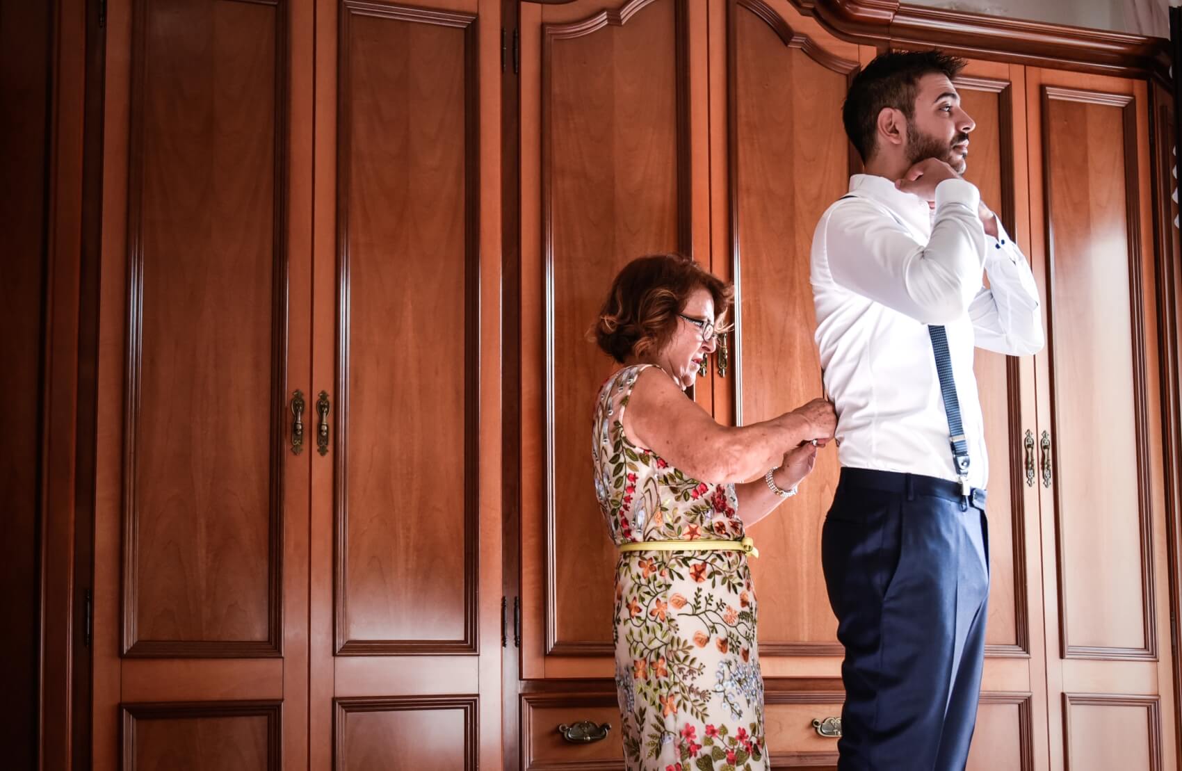 Vestizione dello sposo. Fotografo di matrimonio a Pattada