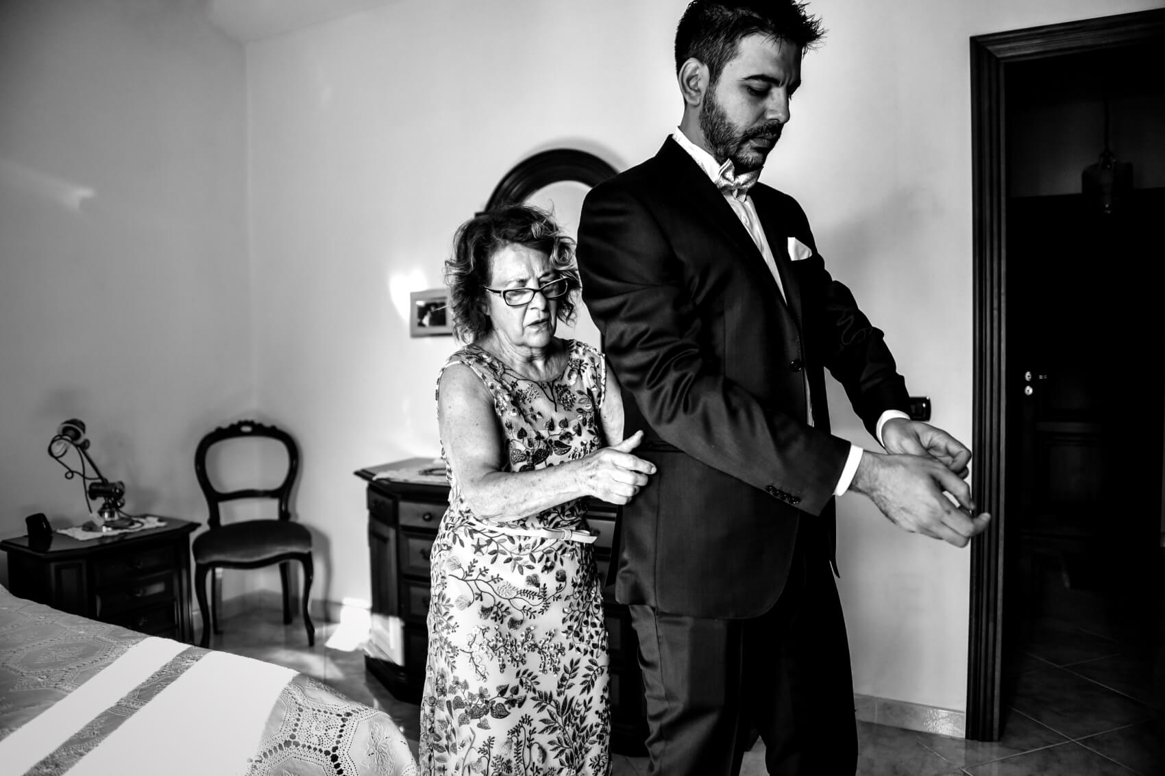 Vestizione dello sposo. Fotografo di matrimonio a Pattada