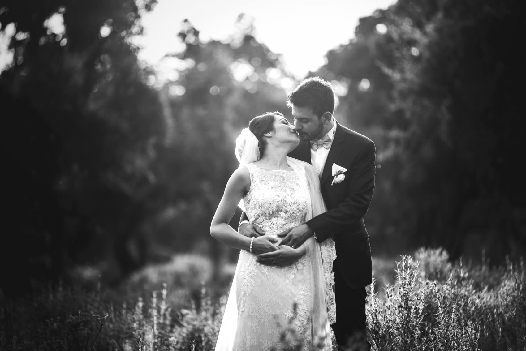 Inquadratura di primo piano sugli sposi. Elena e Marco sposi a Pattada, Sassari. Beniamino Lai, Fotografo professionista di Matrimonio in Sardegna.