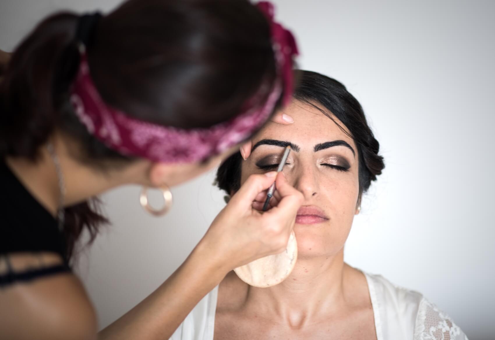 La sposa al trucco. Fotografo di matrimonio a Pattada, Sassari