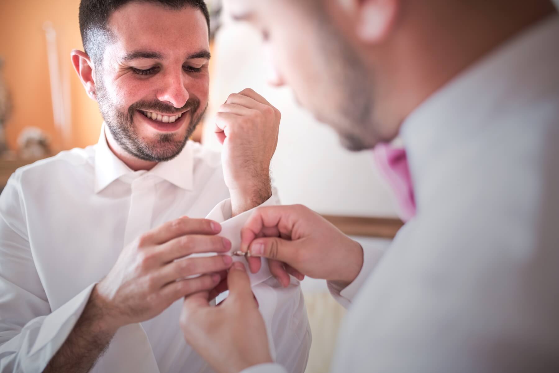 La vestizione dello sposo. Debora e Fabio sposi in spiaggia a Barisardo, Sardegna. Beniamino Lai, Fotografo professionista di Matrimonio in Sardegna.