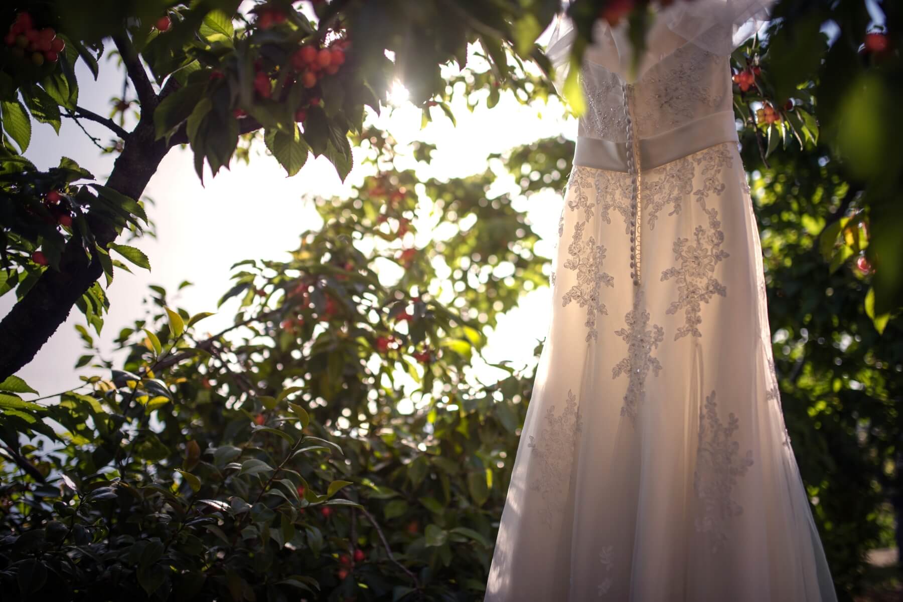 Foto dell'abito da sposa. Debora e Fabio sposi in spiaggia a Barisardo, Sardegna. Beniamino Lai, Fotografo professionista di Matrimonio in Sardegna.