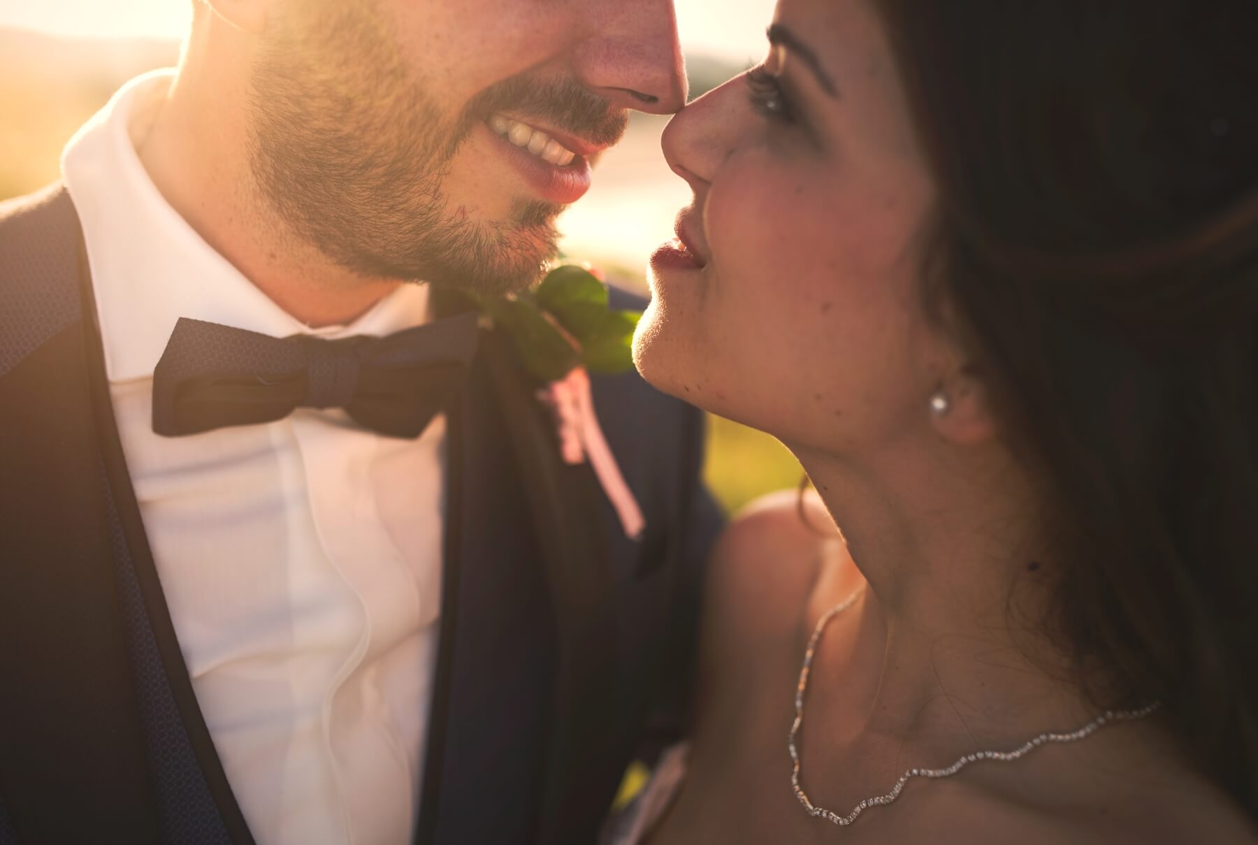 Inquadratura di primo piano sugli sposi. Debora e Fabio sposi in spiaggia a Barisardo, Sardegna. Beniamino Lai, Fotografo professionista di Matrimonio in Sardegna.