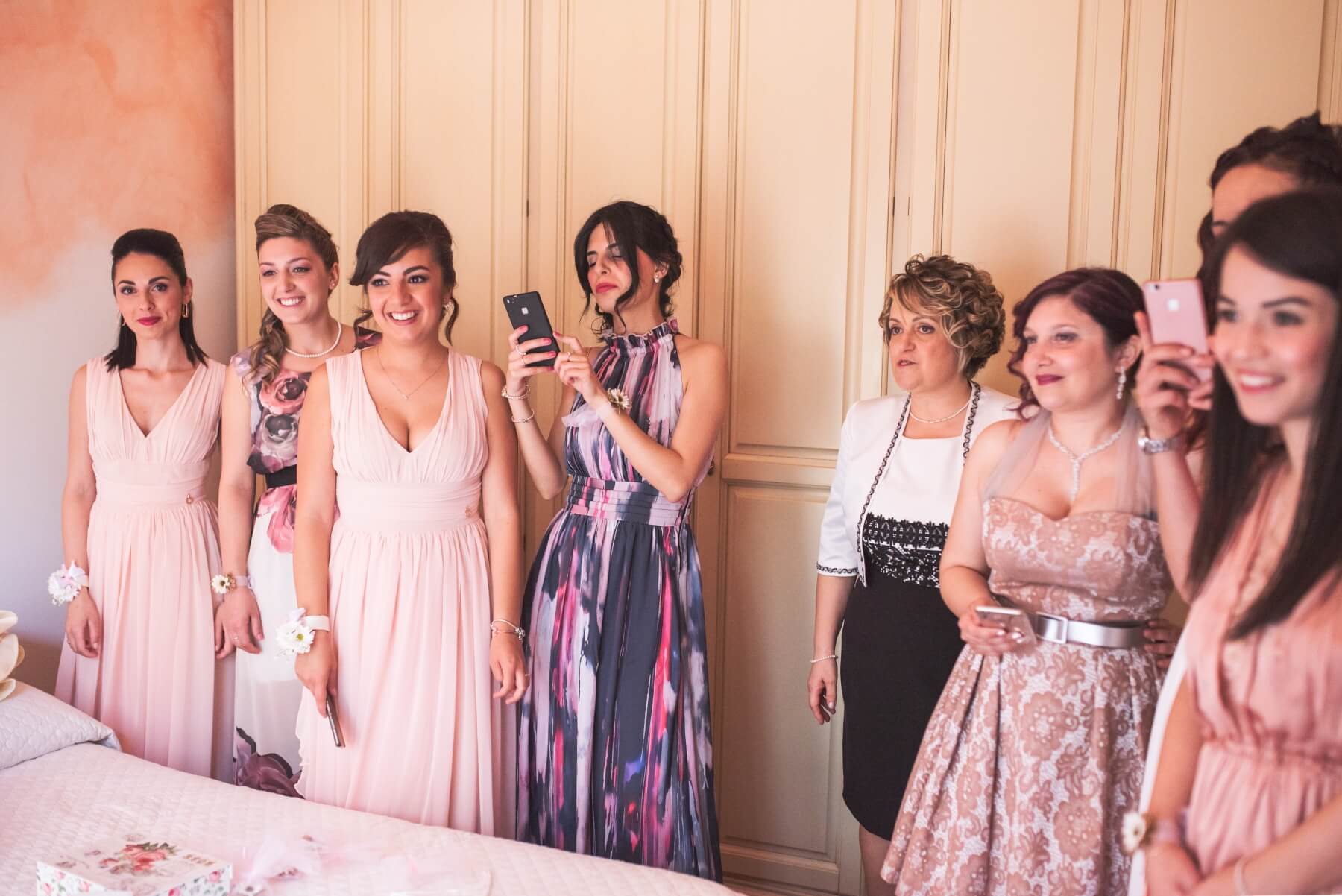 Foto di gruppo, le amiche della sposa. Debora e Fabio sposi in spiaggia a Barisardo, Sardegna. Beniamino Lai, Fotografo professionista di Matrimonio in Sardegna.