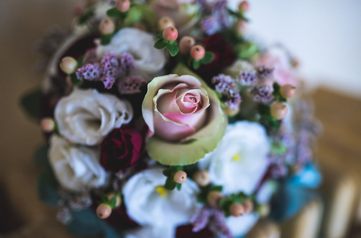 Il bouquet, matrimonio in campagna. Fotografo di matrimonio all'Antico Borgo Certosa, Pavia.