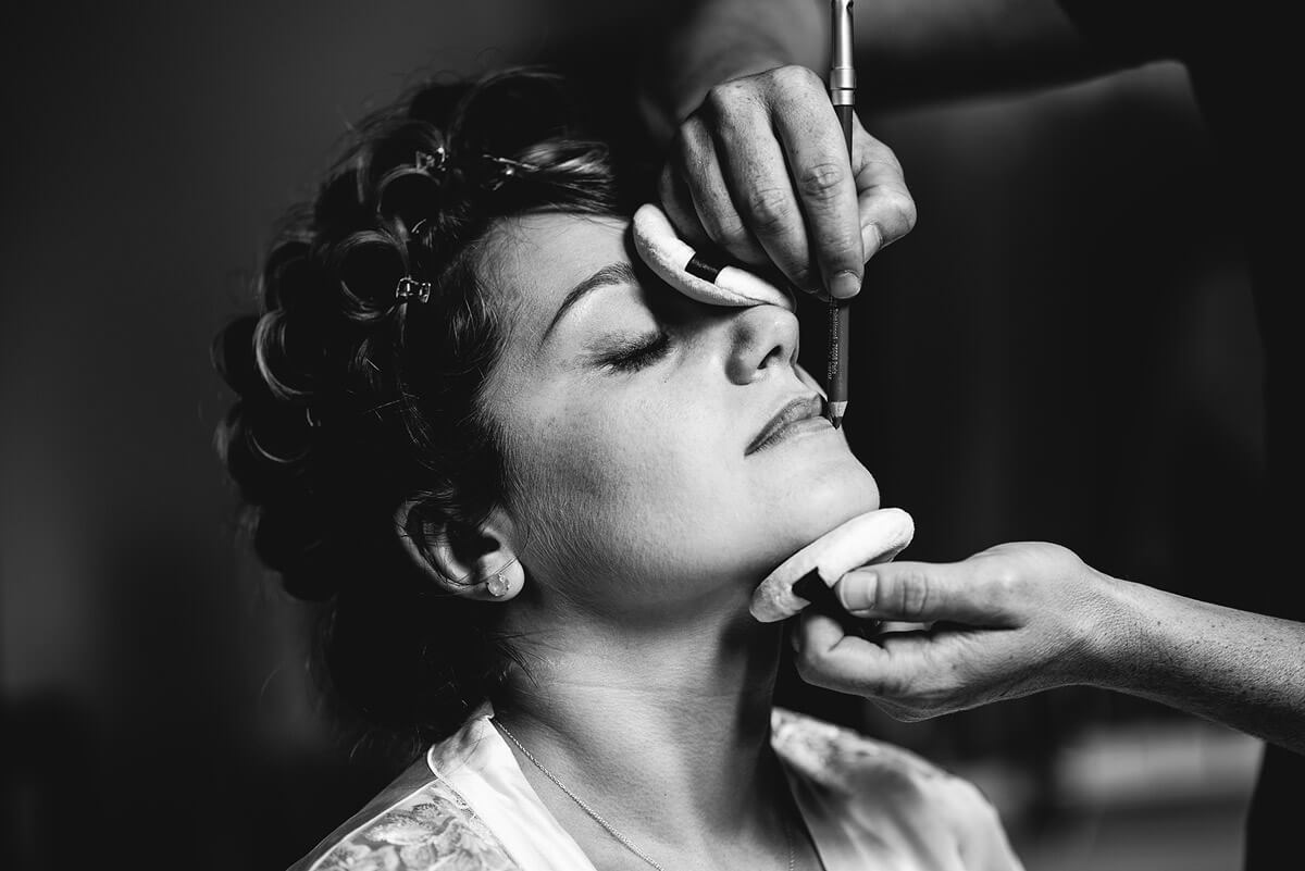 La sposa al make-up. Fotografo di matrimonio all'Antico Borgo Certosa, Pavia.